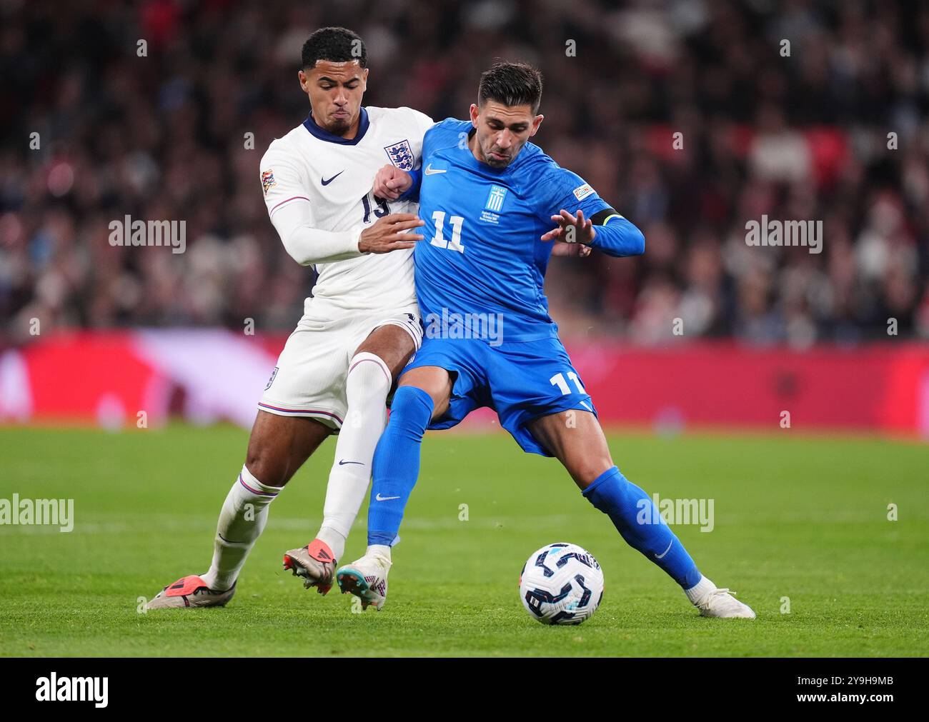 L'Anglais Levi Colwill (à gauche) et le grec Anastasios Bakasetas s'affrontent pour le ballon lors du match du Groupe B2 de l'UEFA Nations League au stade de Wembley, à Londres. Date de la photo : jeudi 10 octobre 2024. Banque D'Images