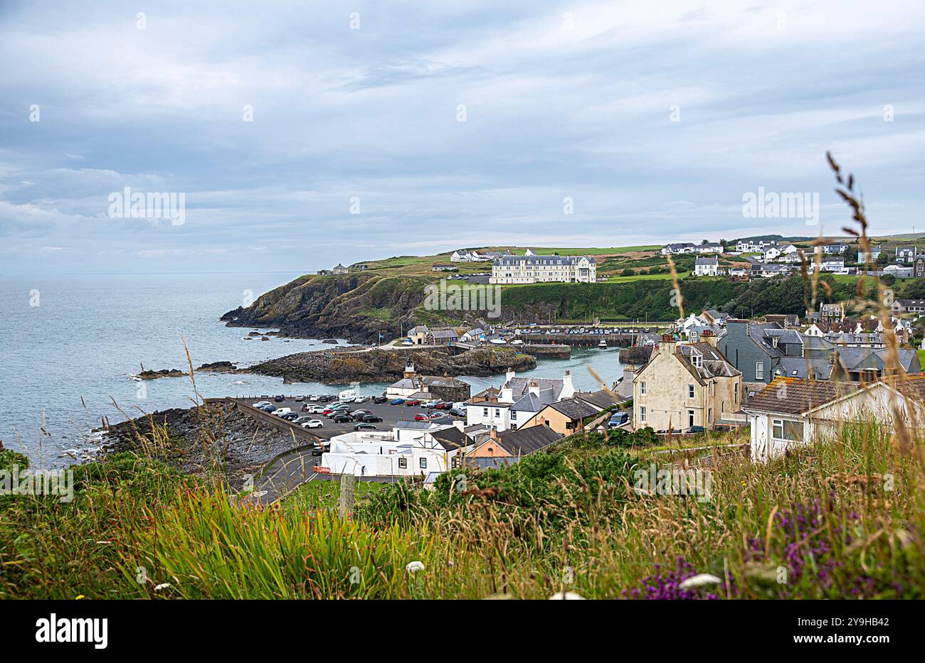 Photographie de paysage du village écossais Portpatrick ; Écosse ; Royaume-Uni ; baie, paysage marin, bâtiments ; paysage ; panorama ; ville historique Banque D'Images