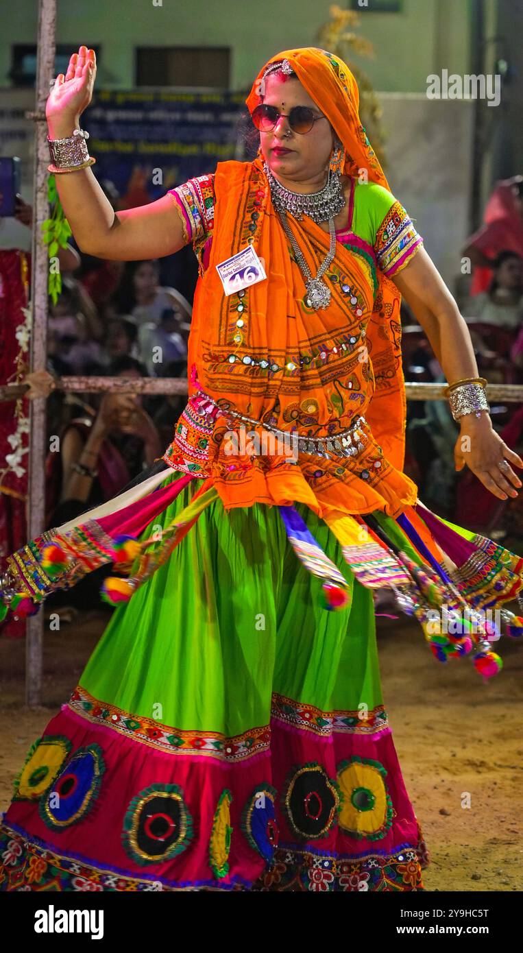 Beawar, Rajasthan, Inde, 9 octobre 2024 : une femme exécute la danse « garba » pendant les célébrations du festival Navratri à Beawar. Crédit : Sumit Saraswat / Alamy Live News Banque D'Images