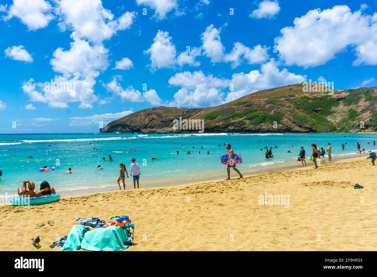 HANAUMA BAY, HAWAÏ - AOÛT 23, 2023 : les amateurs de plage à Hanauma Bay à Oahu, Hawaï, en profitant de la plongée avec tuba et de la plage de sable. Un ancien cratère volcanique, th Banque D'Images