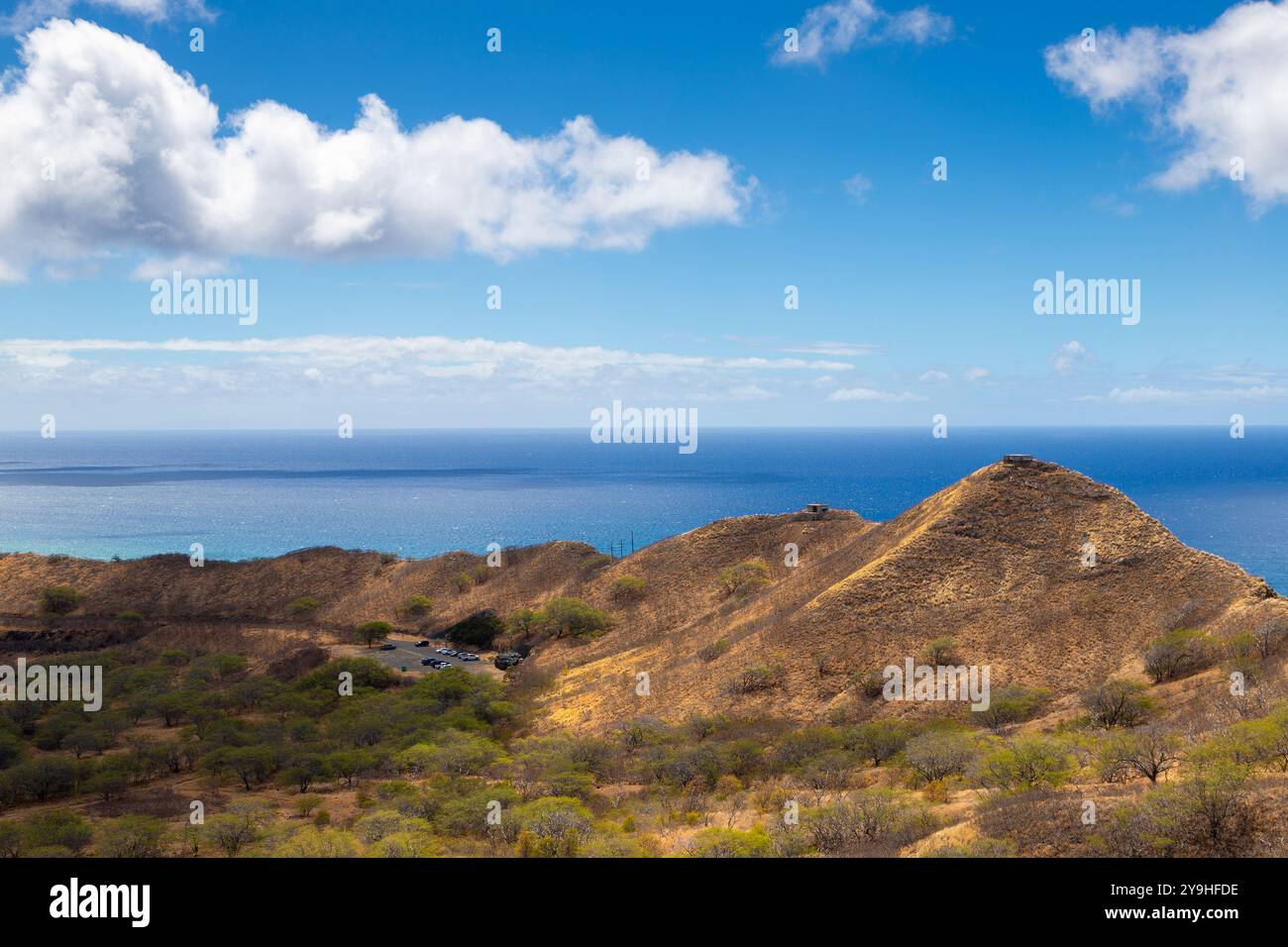 Bunkers militaires historiques au sommet de l'emblématique Diamond Head State Monument construit au début des années 1900 dans le cadre du système de défense côtière d'Oahu. Tête diamantée Banque D'Images