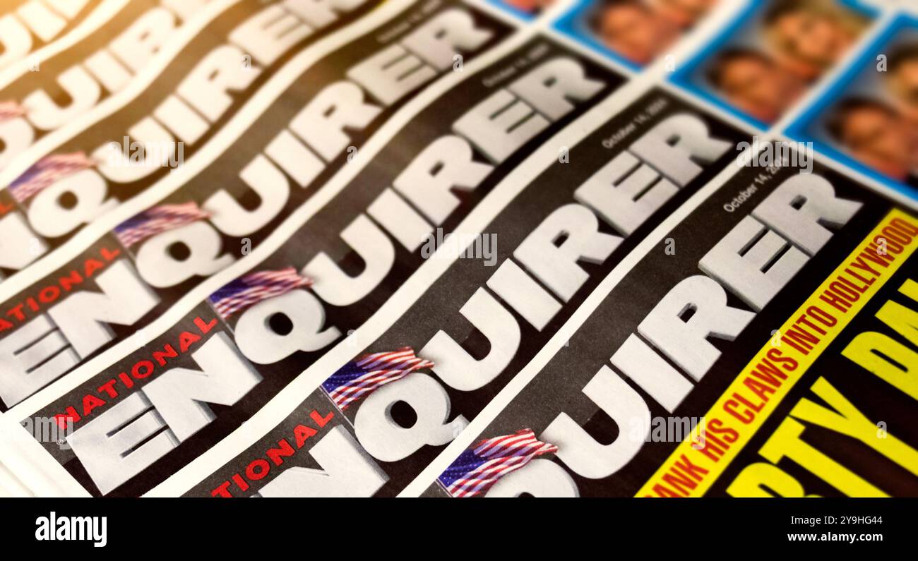 Derniers exemplaires du journal National Enquirer en kiosque à journaux - le magazine tabloïd hebdomadaire américain, par les médias A360, connu pour le journalisme de chéquier. Banque D'Images