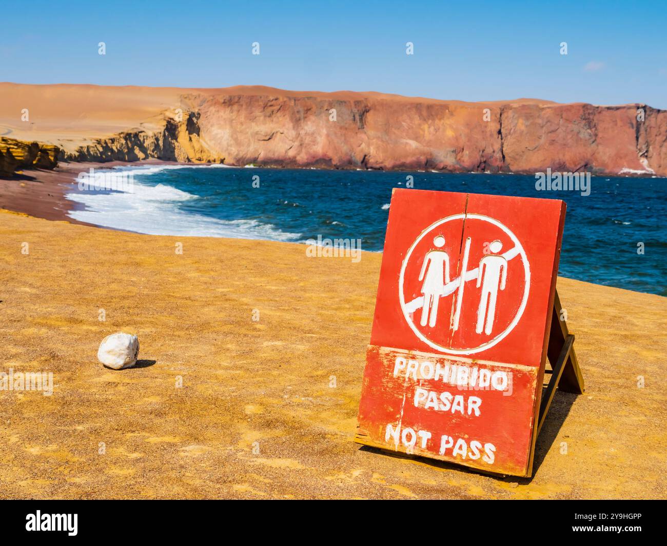 Vue impressionnante de Red Beach dans la réserve nationale de Paracas avec panneau sans intrusion au premier plan, région d'ICA, Pérou Banque D'Images