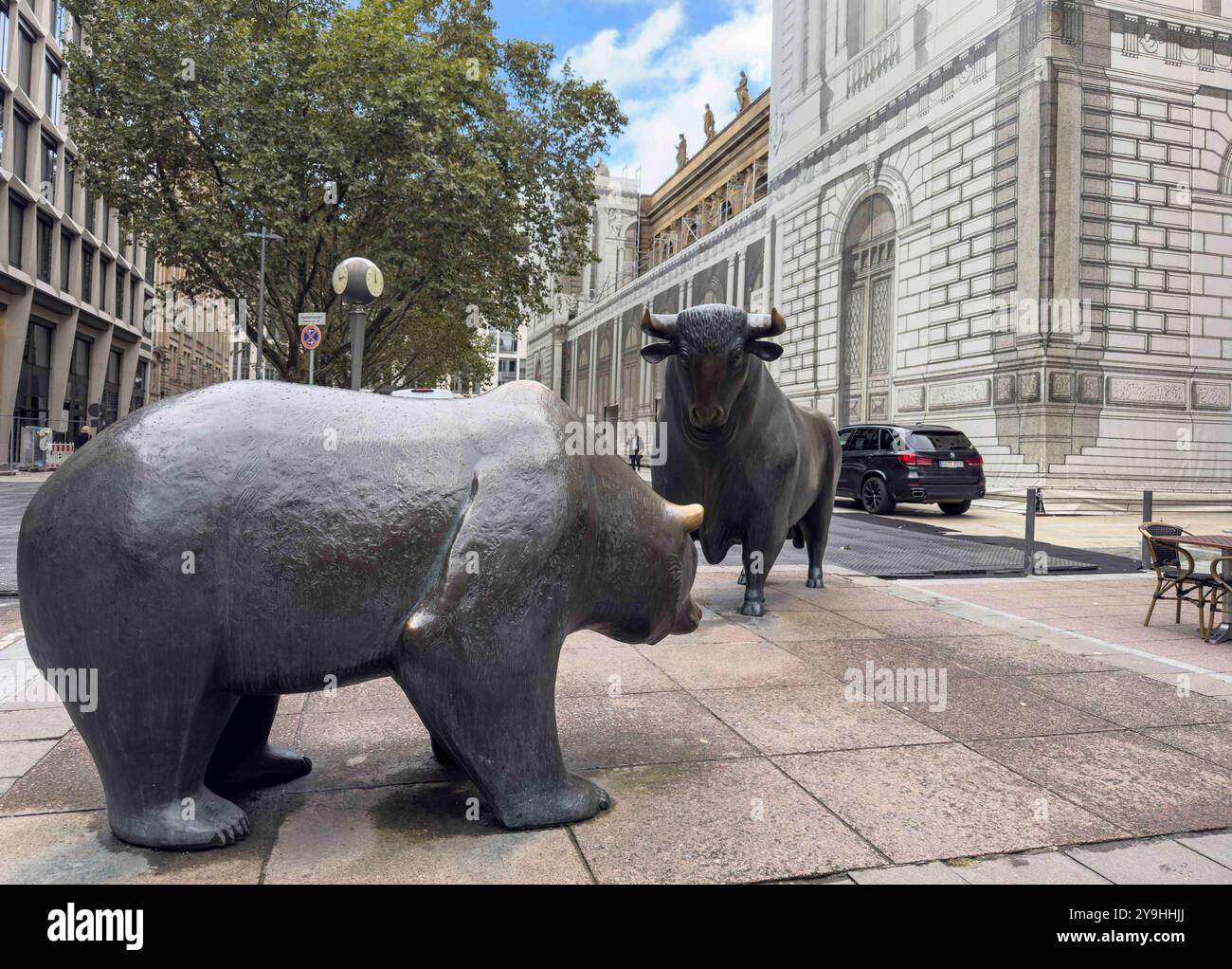 10 octobre 2024, Francfort-sur-le-main, Francfort-sur-le-main, Allemagne : statues d'ours et de taureau placées devant la Deutsche Boerse AG à Francfort-sur-le-main, Allemagne (image crédit : © Armando Babani/ZUMA Press Wire) USAGE ÉDITORIAL SEULEMENT! Non destiné à UN USAGE commercial ! Banque D'Images