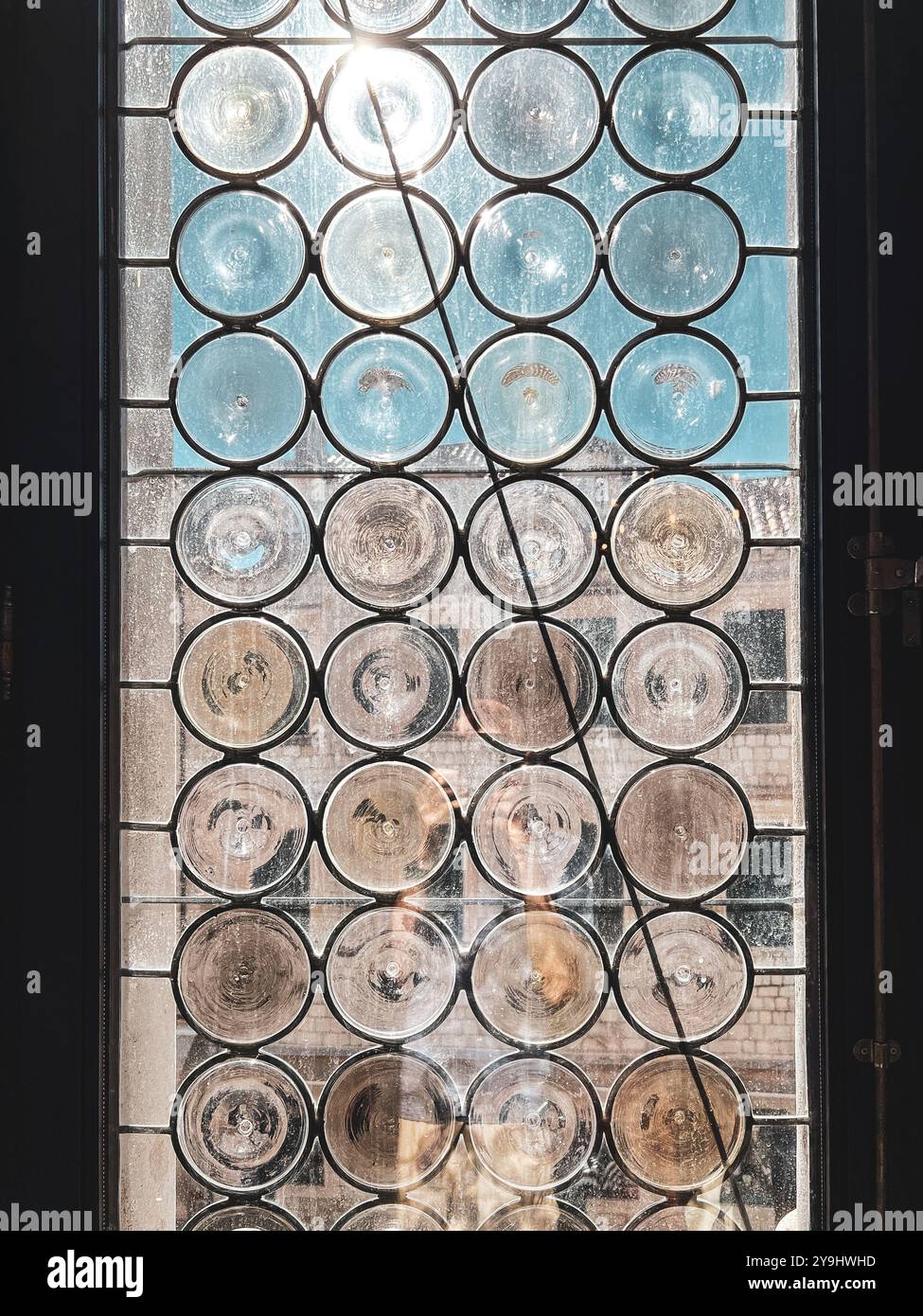 Résumé des cercles dans la fenêtre du Palais du Recteur à Dubrovnik, Croatie - Image de stock capturée avec un smartphone