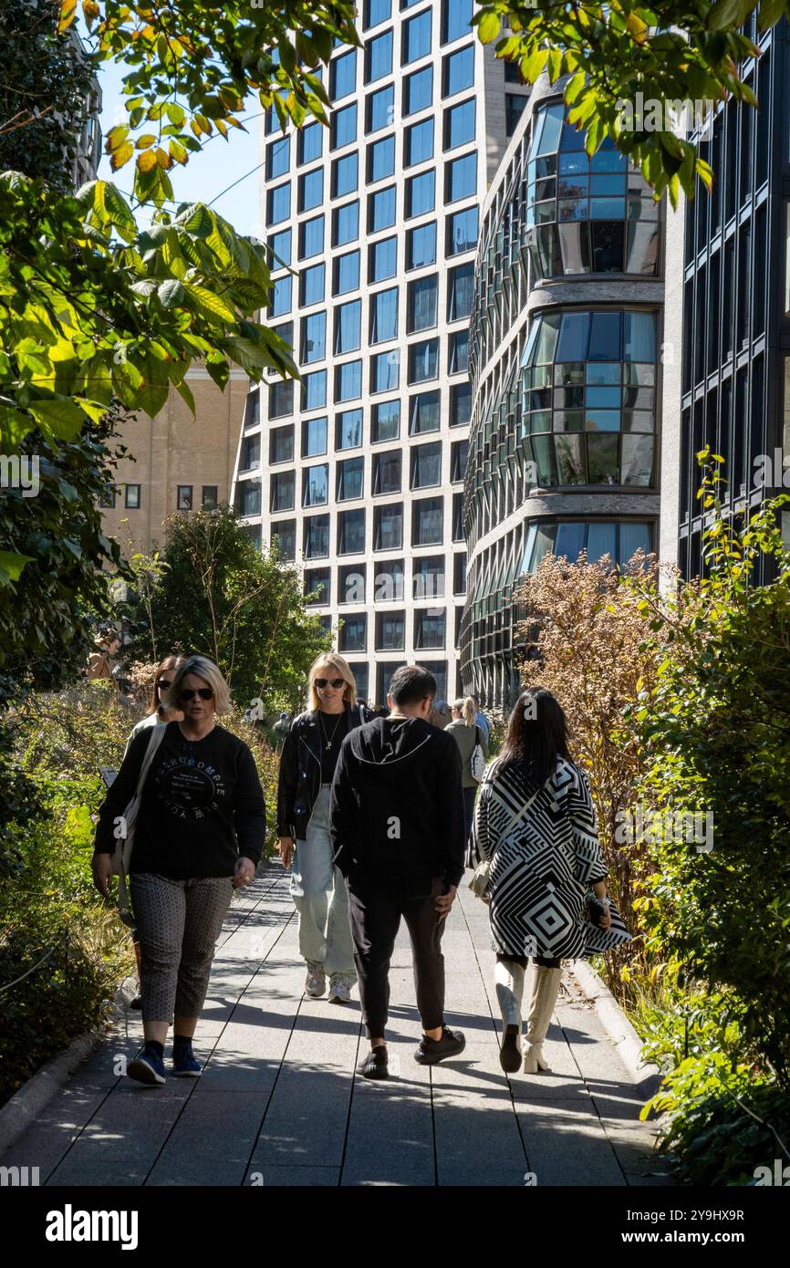 Thomas Heatherwick a conçu des tours résidentielles avec des fenêtres en tonneau le long de la High Line à W. 18th St., 2023, NYC, USA Banque D'Images