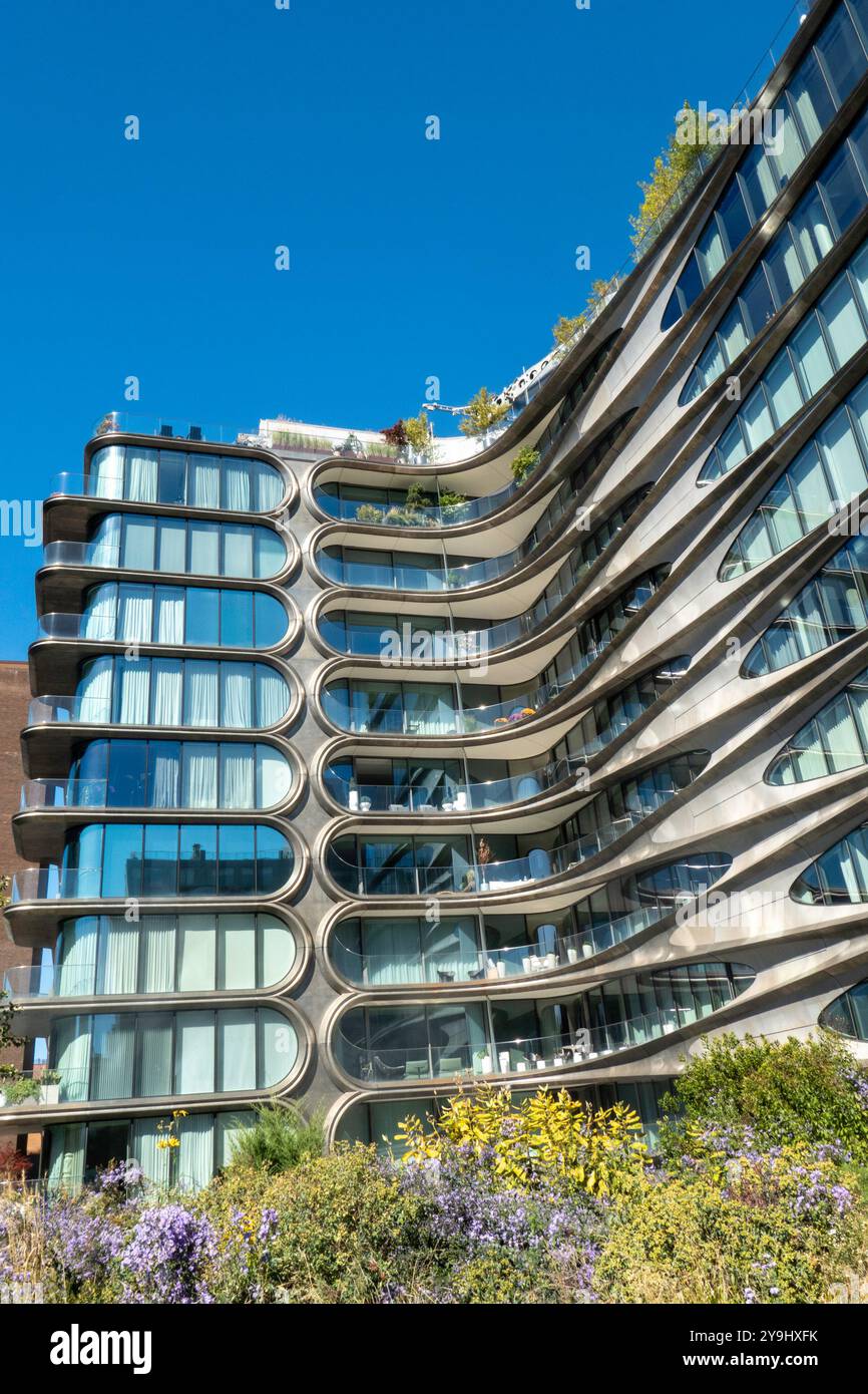 High Line Park à West Chelsea est entouré de condominiums de luxe tels que le bâtiment Zaha Hadid, New York City, 2024, États-Unis Banque D'Images