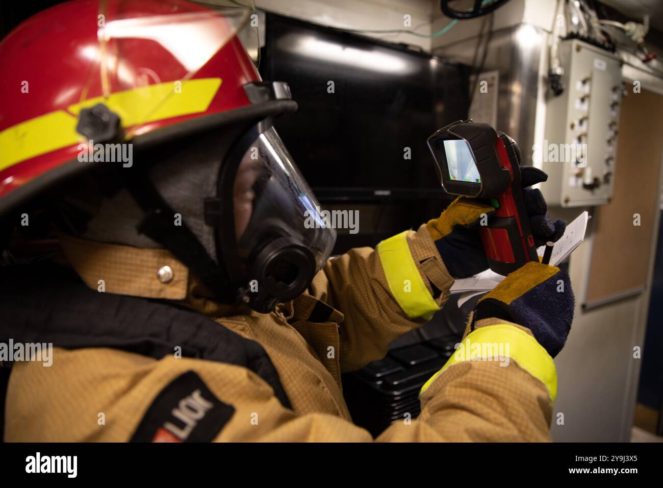 240914-N-AY869-1020 MER MÉDITERRANÉE (14 septembre 2024) le contrôleur des dégâts 3rd Jaayla Aguilar utilise une caméra thermique de lutte contre les incendies lors d'un exercice d'entraînement intégré à bord du destroyer à missiles guidés de classe Arleigh Burke USS Cole (DDG 67), le 14 septembre. Cole est sur un déploiement prévu dans la zone d'opérations des forces navales américaines en Europe, employé par la 6e flotte américaine pour défendre les intérêts américains, alliés et partenaires. (Photo de l'US Navy par le matelot Mark Peña, spécialiste des communications de masse) Banque D'Images