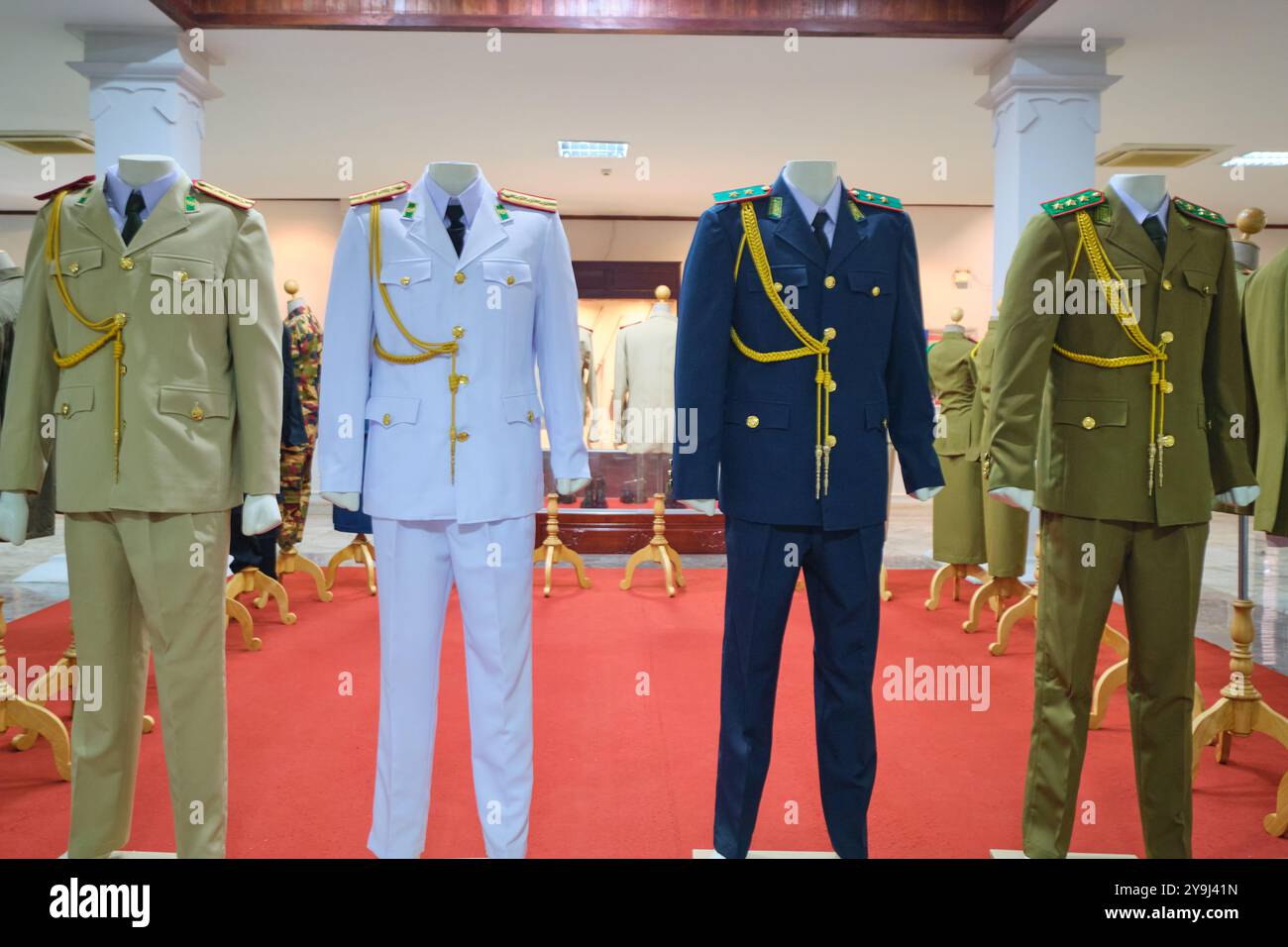 Divers uniformes pour différentes divisions de sécurité, de police, de garde. Au Musée de la sécurité publique du peuple à Vientiane, Laos. Banque D'Images