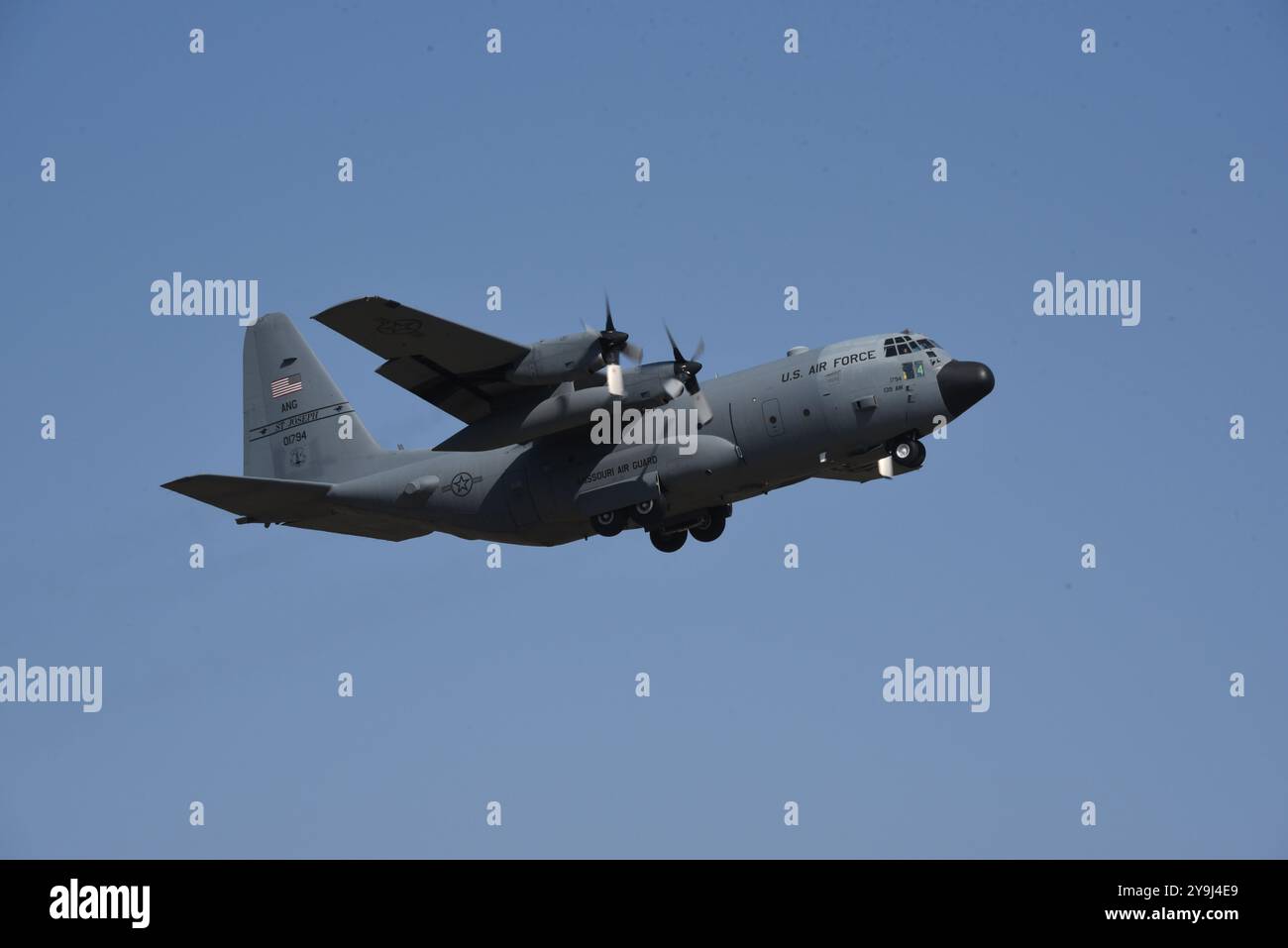 Un avion C-130H Hercules de l'US Air Force affecté à la 139th Airlift Wing Missouri Air National Guard effectue un Touch and Go à l'aéroport de Sioux City, Iowa, le 10 octobre 2024. Photo de la Garde nationale aérienne américaine, le Sgt-maître Vincent de Groot Banque D'Images