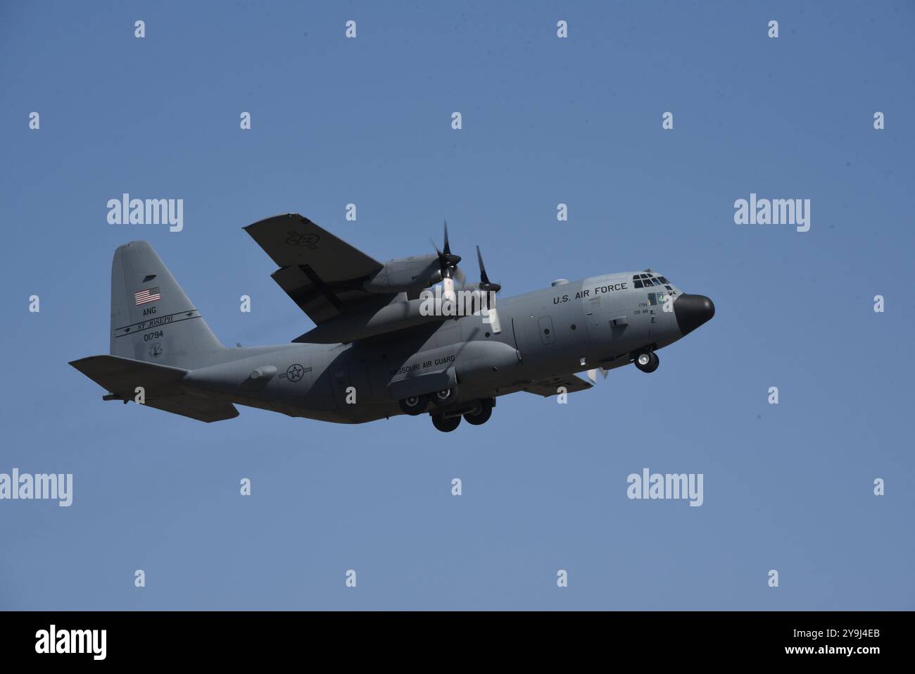Un avion C-130H Hercules de l'US Air Force affecté à la 139th Airlift Wing Missouri Air National Guard effectue un Touch and Go à l'aéroport de Sioux City, Iowa, le 10 octobre 2024. Photo de la Garde nationale aérienne américaine, le Sgt-maître Vincent de Groot Banque D'Images