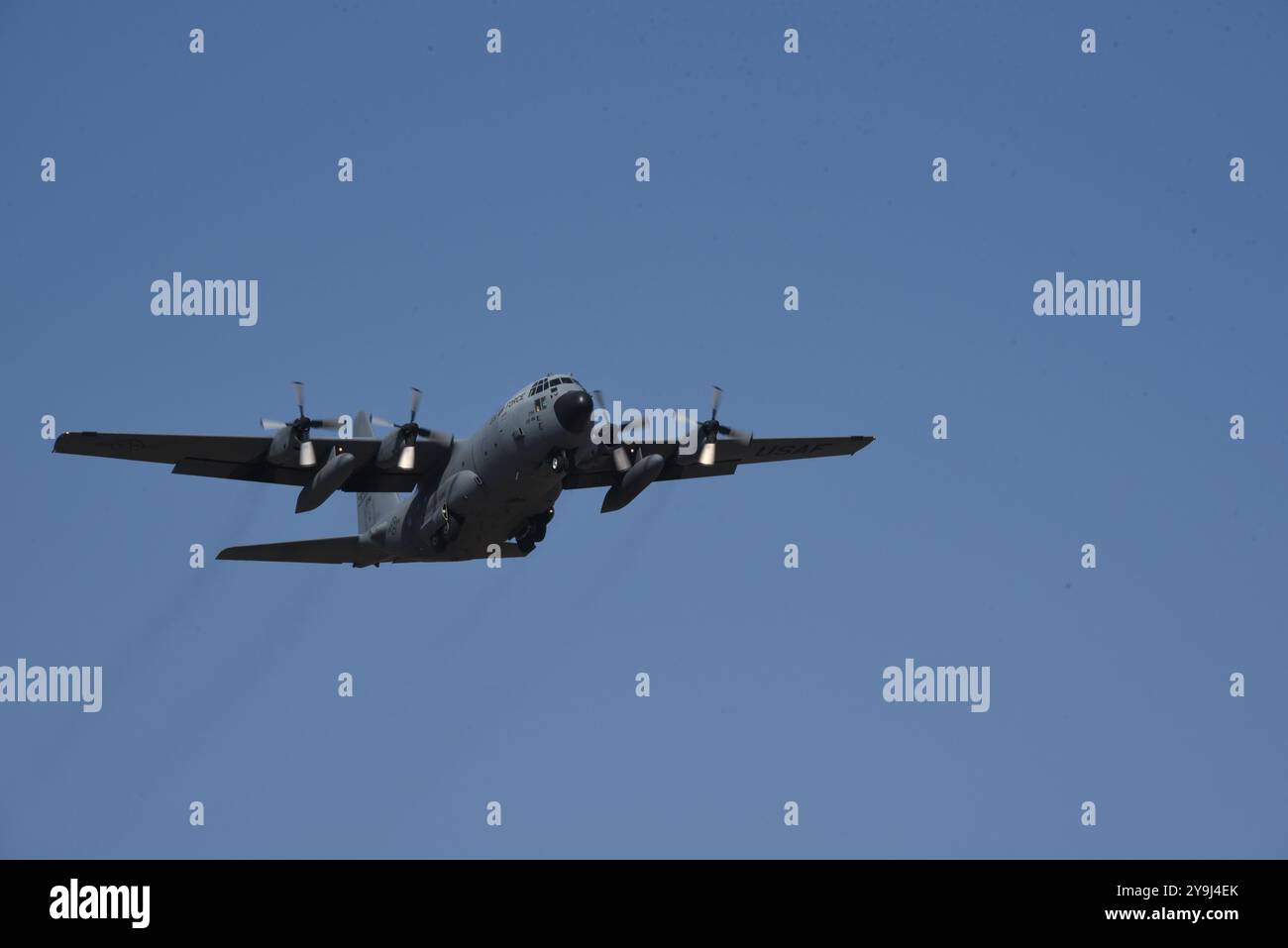 Un avion C-130H Hercules de l'US Air Force affecté à la 139th Airlift Wing Missouri Air National Guard effectue un Touch and Go à l'aéroport de Sioux City, Iowa, le 10 octobre 2024. Photo de la Garde nationale aérienne américaine, le Sgt-maître Vincent de Groot Banque D'Images