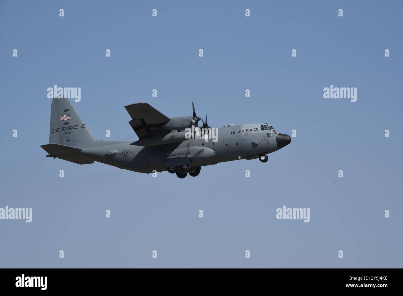 Un avion C-130H Hercules de l'US Air Force affecté à la 139th Airlift Wing Missouri Air National Guard effectue un Touch and Go à l'aéroport de Sioux City, Iowa, le 10 octobre 2024. Photo de la Garde nationale aérienne américaine, le Sgt-maître Vincent de Groot Banque D'Images