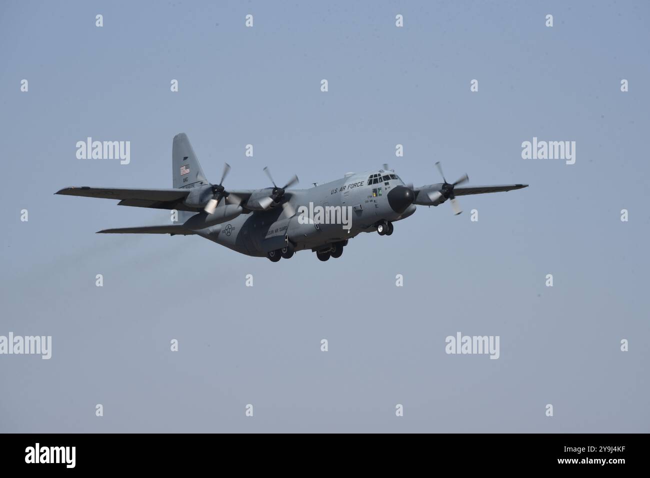 Un avion C-130H Hercules de l'US Air Force affecté à la 139th Airlift Wing Missouri Air National Guard effectue un Touch and Go à l'aéroport de Sioux City, Iowa, le 10 octobre 2024. Photo de la Garde nationale aérienne américaine, le Sgt-maître Vincent de Groot Banque D'Images