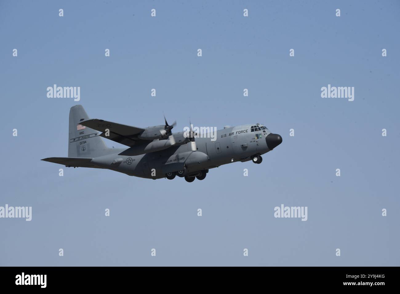 Un avion C-130H Hercules de l'US Air Force affecté à la 139th Airlift Wing Missouri Air National Guard effectue un Touch and Go à l'aéroport de Sioux City, Iowa, le 10 octobre 2024. Photo de la Garde nationale aérienne américaine, le Sgt-maître Vincent de Groot Banque D'Images
