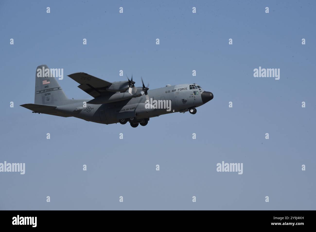 Un avion C-130H Hercules de l'US Air Force affecté à la 139th Airlift Wing Missouri Air National Guard effectue un Touch and Go à l'aéroport de Sioux City, Iowa, le 10 octobre 2024. Photo de la Garde nationale aérienne américaine, le Sgt-maître Vincent de Groot Banque D'Images