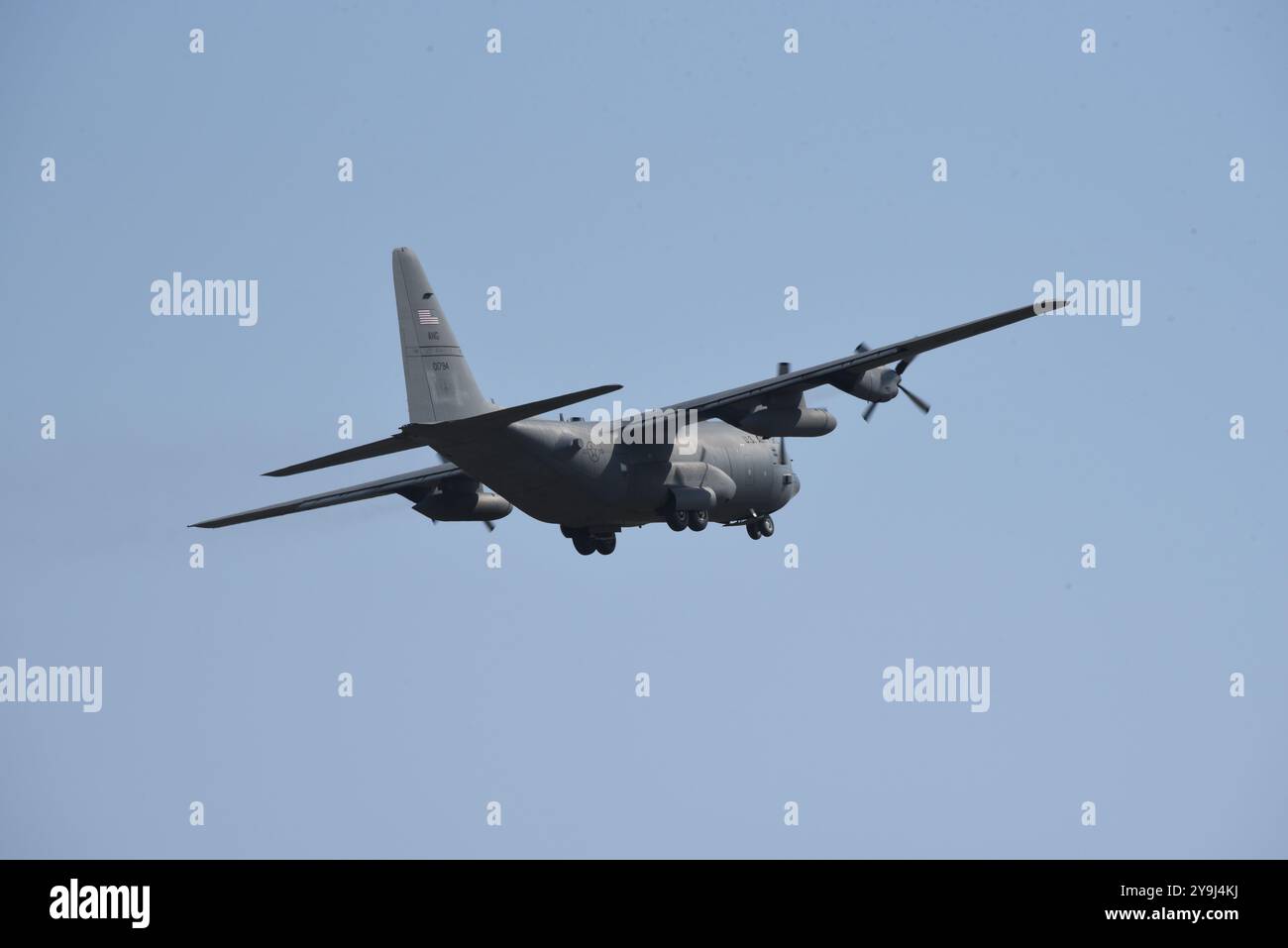 Un avion C-130H Hercules de l'US Air Force affecté à la 139th Airlift Wing Missouri Air National Guard effectue un Touch and Go à l'aéroport de Sioux City, Iowa, le 10 octobre 2024. Photo de la Garde nationale aérienne américaine, le Sgt-maître Vincent de Groot Banque D'Images