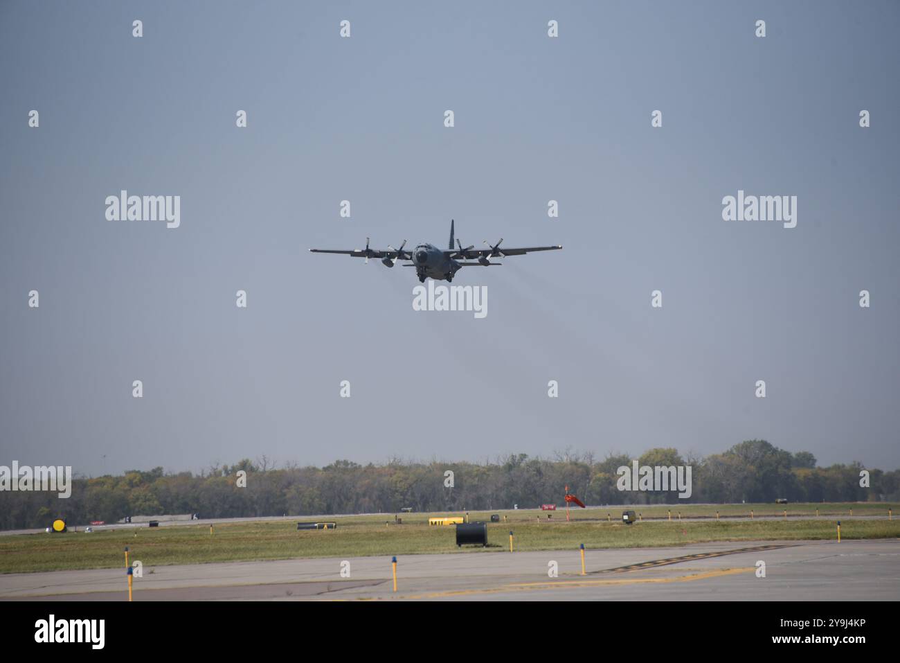 Un avion C-130H Hercules de l'US Air Force affecté à la 139th Airlift Wing Missouri Air National Guard effectue un Touch and Go à l'aéroport de Sioux City, Iowa, le 10 octobre 2024. Photo de la Garde nationale aérienne américaine, le Sgt-maître Vincent de Groot Banque D'Images