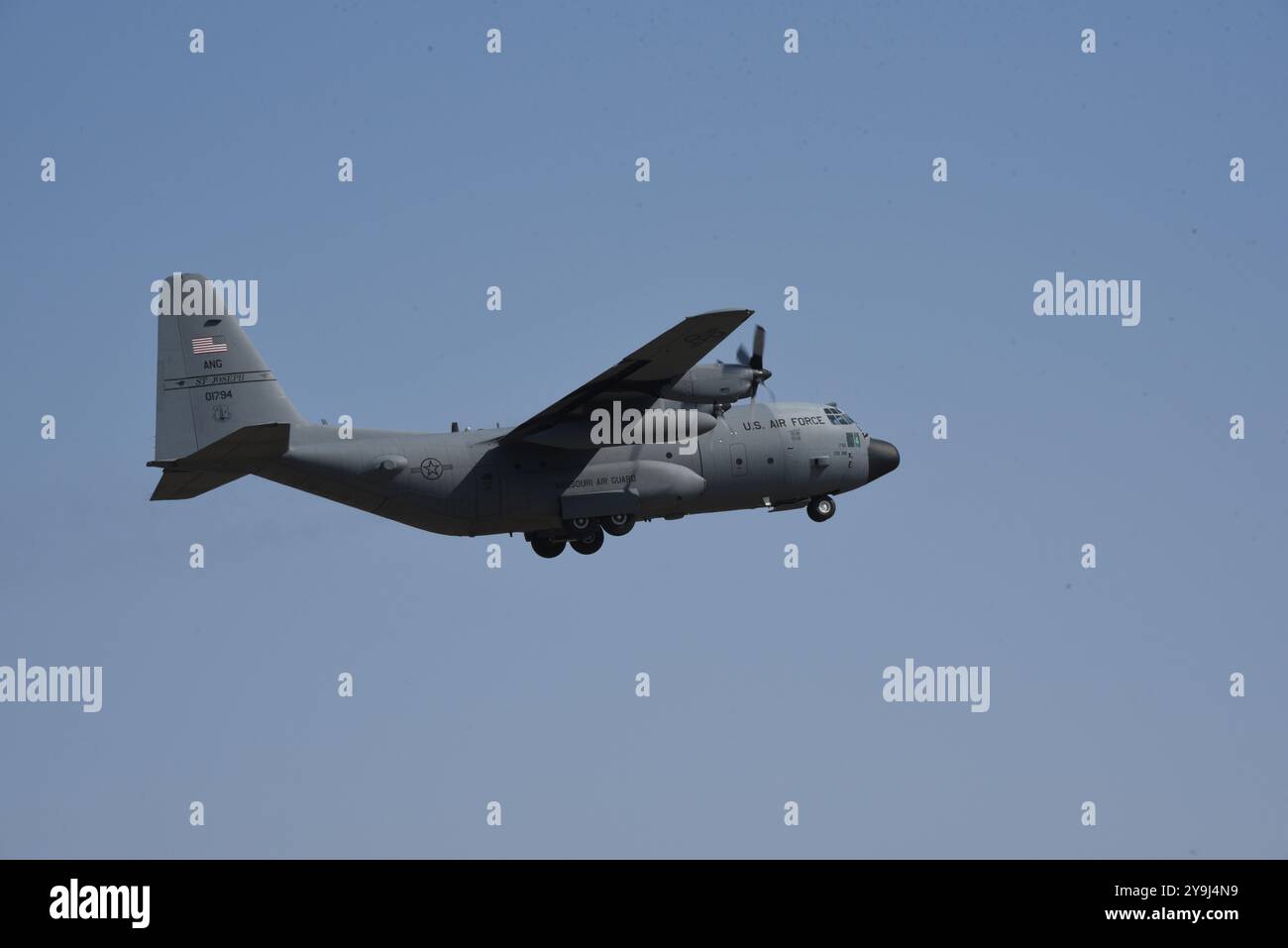 Un avion C-130H Hercules de l'US Air Force affecté à la 139th Airlift Wing Missouri Air National Guard effectue un Touch and Go à l'aéroport de Sioux City, Iowa, le 10 octobre 2024. Photo de la Garde nationale aérienne américaine, le Sgt-maître Vincent de Groot Banque D'Images