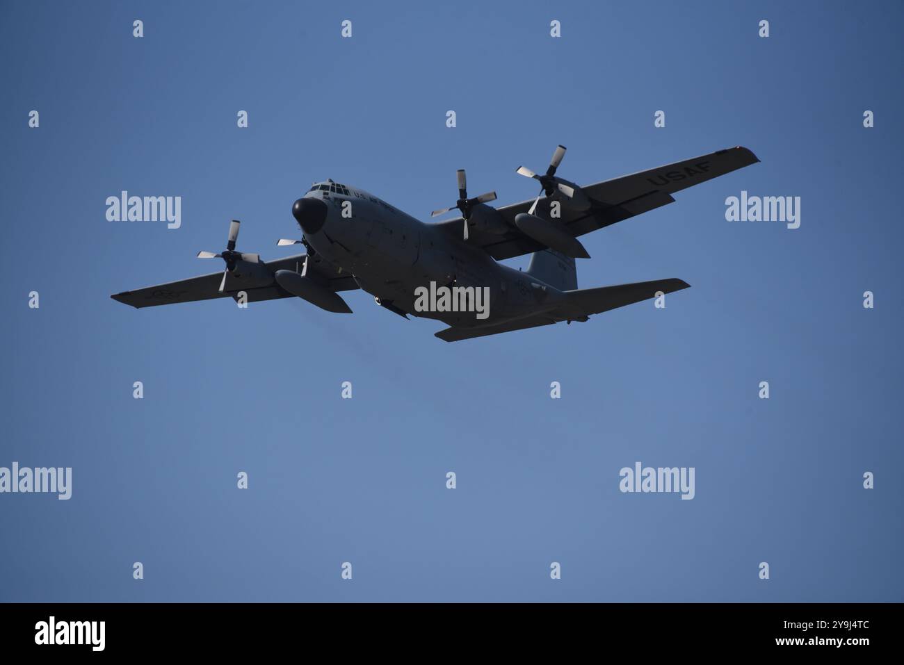 Un avion C-130H Hercules de l'US Air Force affecté à la 139th Airlift Wing Missouri Air National Guard effectue un Touch and Go à l'aéroport de Sioux City, Iowa, le 10 octobre 2024. Photo de la Garde nationale aérienne américaine, le Sgt-maître Vincent de Groot Banque D'Images
