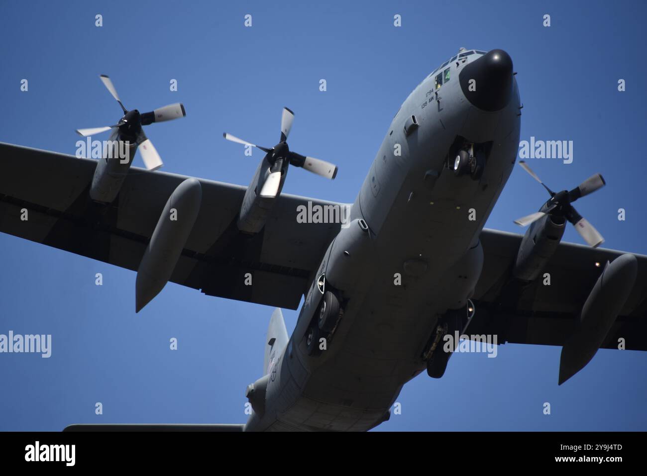 Un avion C-130H Hercules de l'US Air Force affecté à la 139th Airlift Wing Missouri Air National Guard effectue un Touch and Go à l'aéroport de Sioux City, Iowa, le 10 octobre 2024. Photo de la Garde nationale aérienne américaine, le Sgt-maître Vincent de Groot Banque D'Images