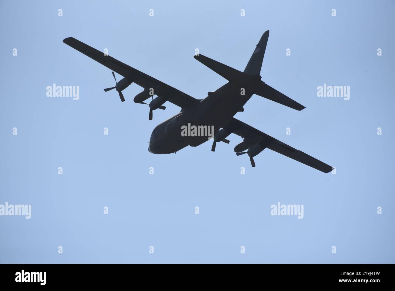 Un avion C-130H Hercules de l'US Air Force affecté à la 139th Airlift Wing Missouri Air National Guard effectue un Touch and Go à l'aéroport de Sioux City, Iowa, le 10 octobre 2024. Photo de la Garde nationale aérienne américaine, le Sgt-maître Vincent de Groot Banque D'Images