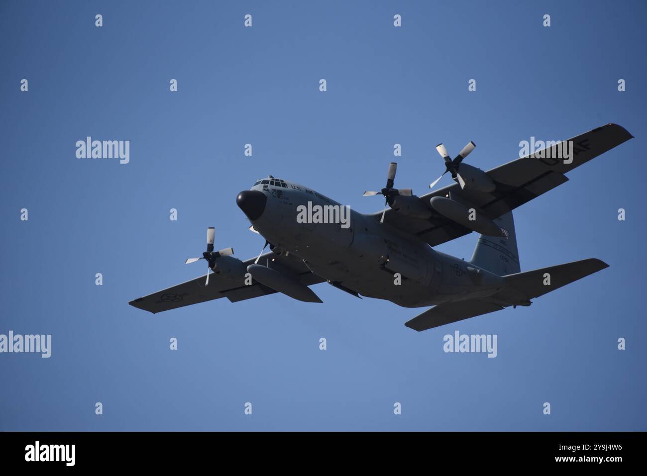 Un avion C-130H Hercules de l'US Air Force affecté à la 139th Airlift Wing Missouri Air National Guard effectue un Touch and Go à l'aéroport de Sioux City, Iowa, le 10 octobre 2024. Photo de la Garde nationale aérienne américaine, le Sgt-maître Vincent de Groot Banque D'Images