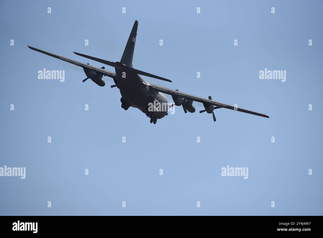 Un avion C-130H Hercules de l'US Air Force affecté à la 139th Airlift Wing Missouri Air National Guard effectue un Touch and Go à l'aéroport de Sioux City, Iowa, le 10 octobre 2024. Photo de la Garde nationale aérienne américaine, le Sgt-maître Vincent de Groot Banque D'Images
