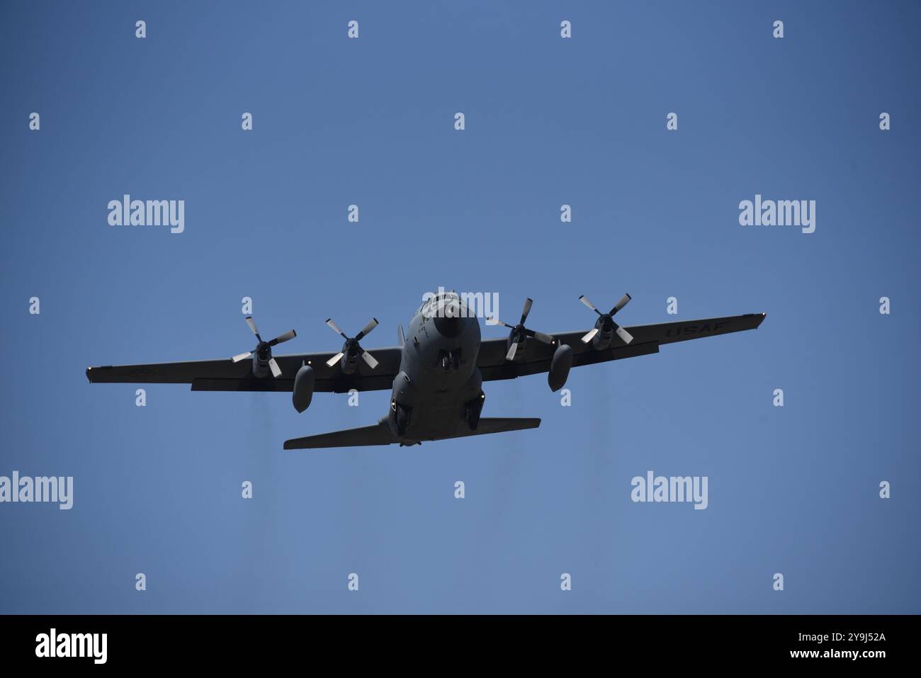 Un avion C-130H Hercules de l'US Air Force affecté à la 139th Airlift Wing Missouri Air National Guard effectue un Touch and Go à l'aéroport de Sioux City, Iowa, le 10 octobre 2024. Photo de la Garde nationale aérienne américaine, le Sgt-maître Vincent de Groot Banque D'Images