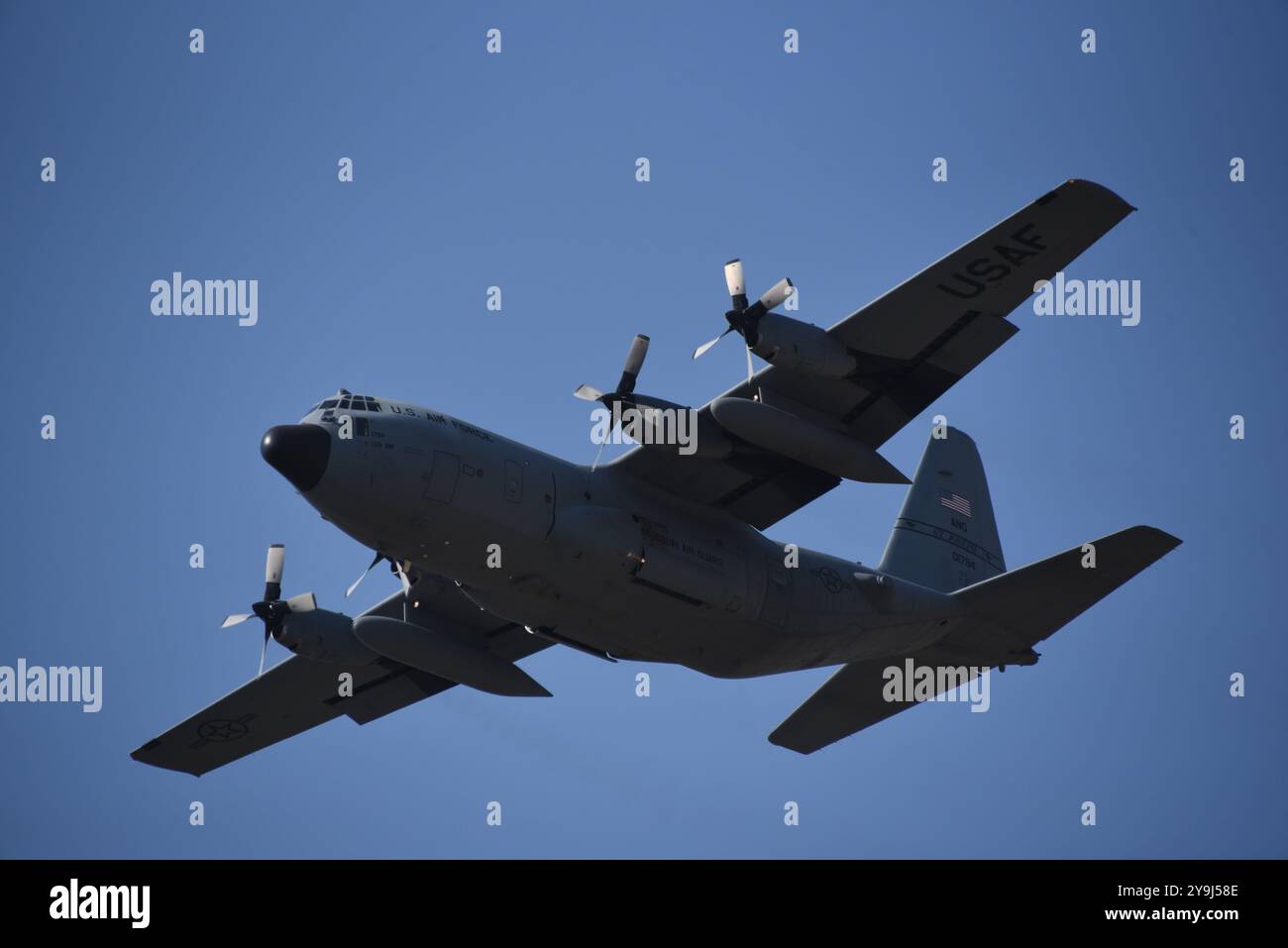 Un avion C-130H Hercules de l'US Air Force affecté à la 139th Airlift Wing Missouri Air National Guard effectue un Touch and Go à l'aéroport de Sioux City, Iowa, le 10 octobre 2024. Photo de la Garde nationale aérienne américaine, le Sgt-maître Vincent de Groot Banque D'Images