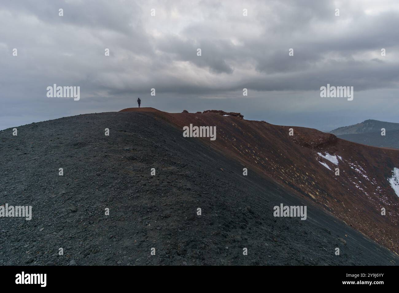 Paysage volcanique de l'Etna près des cratères Silvester par une journée nuageuse d'hiver, Catane, Sicile, Italie Banque D'Images