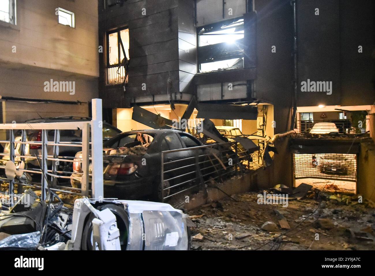 Beyrouth, Liban. 10 octobre 2024. Des véhicules endommagés se trouvent sur le site suite à la frappe aérienne israélienne sur la zone de Nowayri à Beyrouth, la capitale du Liban, le jeudi 10 octobre 2024. tué au moins 23 personnes, dont des enfants et des femmes, des douzaines ont été blessées et un bâtiment visé par l'attaque a été détruit, et les véhicules et maisons environnants endommagés. Photo de Fadel Itani/ crédit : UPI/Alamy Live News Banque D'Images