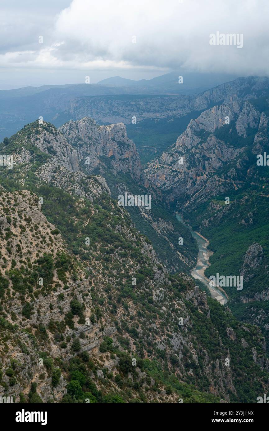 La rivière Turquoise de la gorge du Verdon serpente à travers une végétation dense et des falaises accidentées - vue aérienne du paysage du Canyon du Verdon Banque D'Images