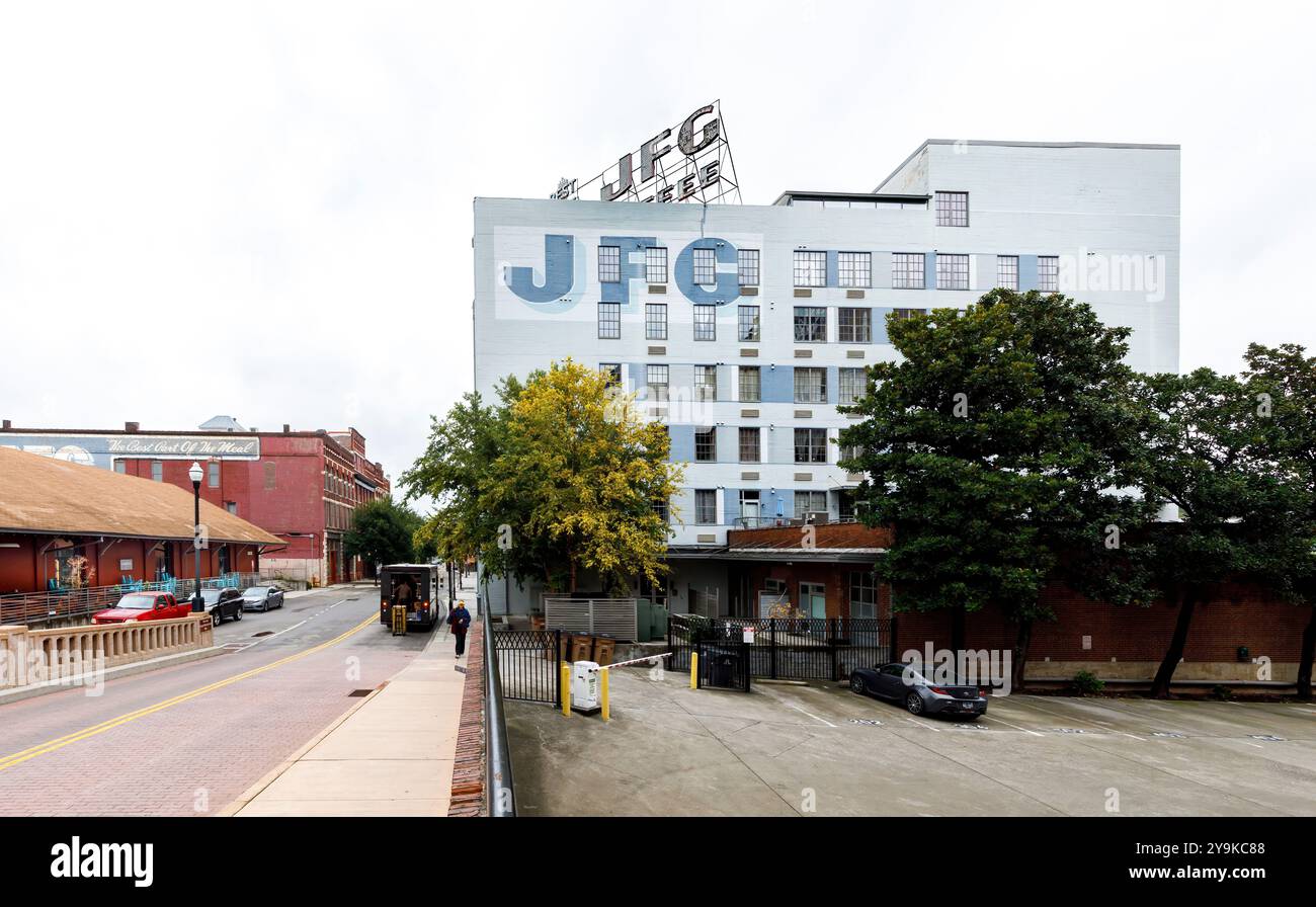 Knoxville, Tennessee, États-Unis-septembre 17, 2024 : deux bâtiments historiques du JFG, des deux côtés de West Jackson Avenue. Banque D'Images
