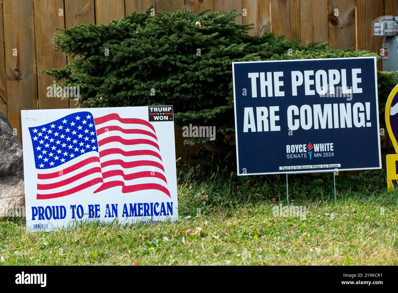 Red Wing, Minnesota. Donald Trump signe l'élection dans la cour avant. Banque D'Images