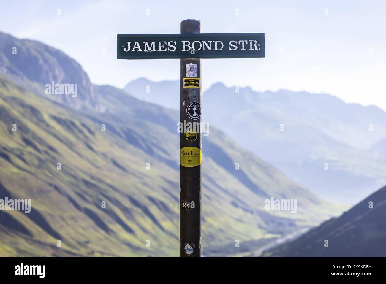 James Bond Goldfinger point de vue courbe sur le col de Furka. Les scènes du film Goldfinger de James Bond ont été filmées sur la route sinueuse de montagne en 1964 ag Banque D'Images