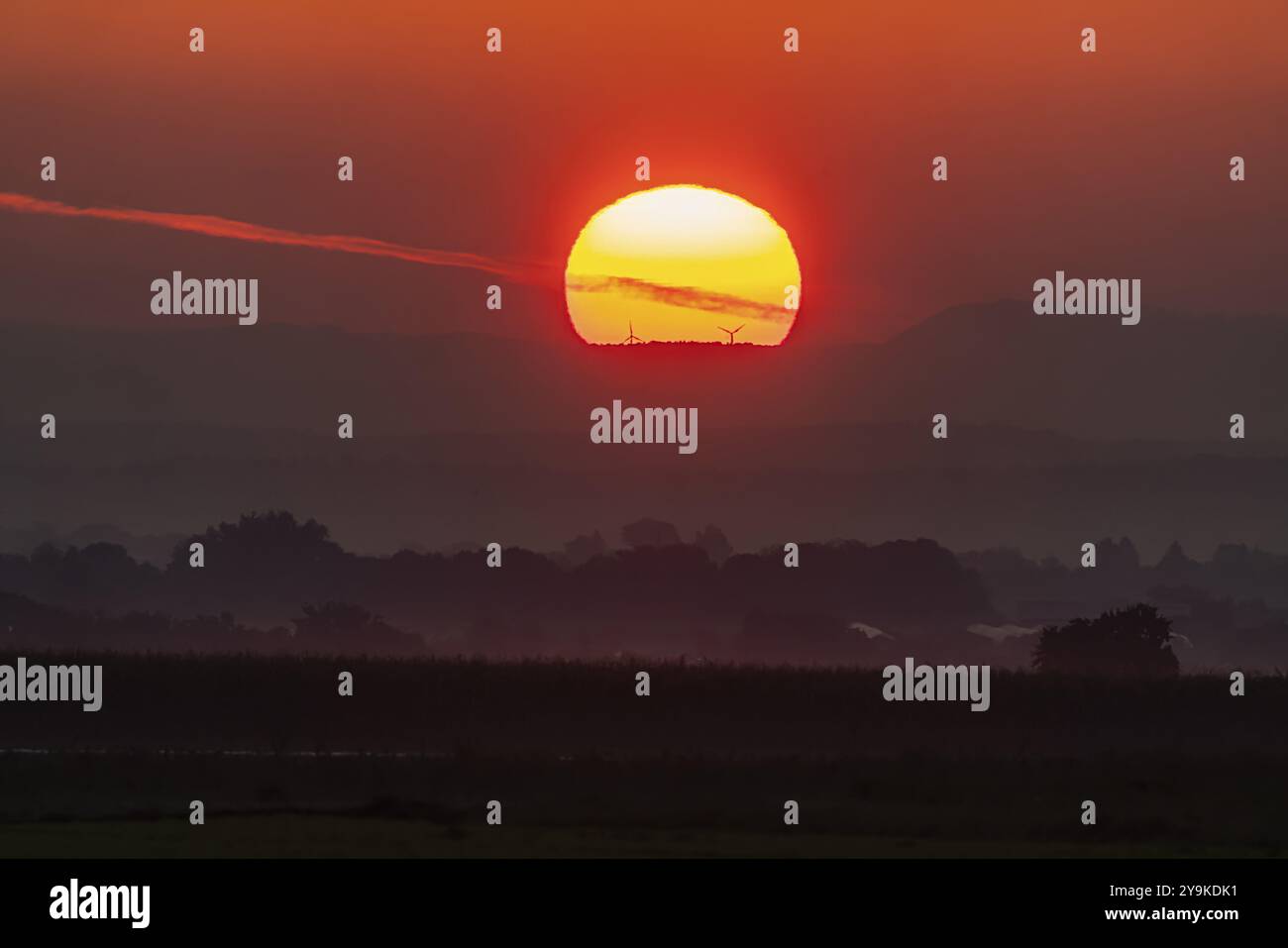 Lever du soleil, en arrière-plan les montagnes de l'Alb souabe avec des éoliennes. Stuttgart, Bade-Wuerttemberg, Allemagne, Europe Banque D'Images