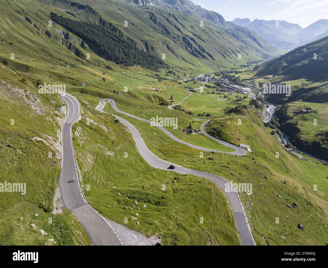 James Bond Goldfinger point de vue courbe sur le col de Furka. Les scènes du film Goldfinger de James Bond ont été filmées sur la route sinueuse de montagne en 1964 ag Banque D'Images