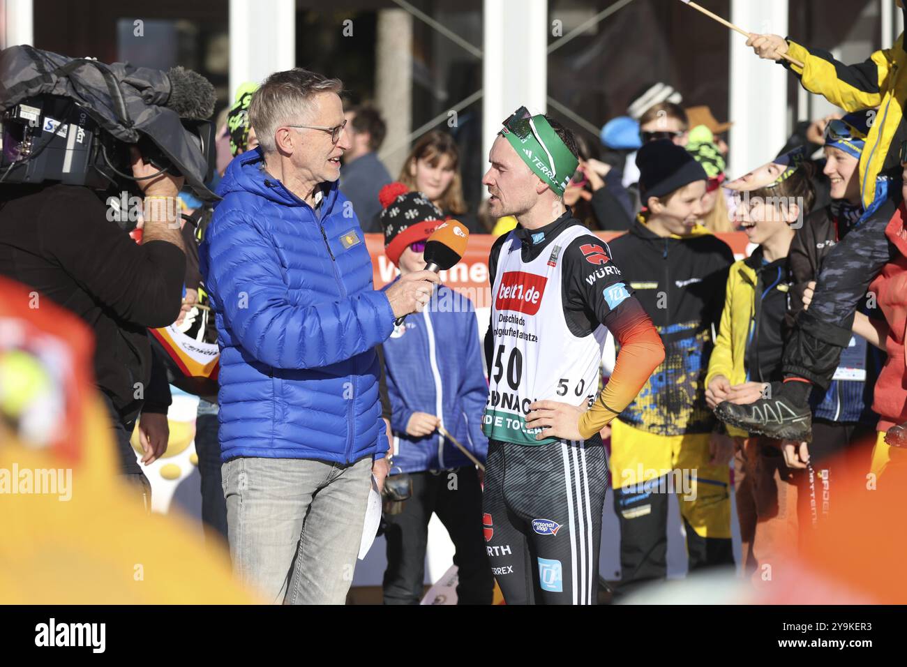 Fabian Riessle (SZ Breitnau/Allemagne) interviewé par Norbert Koenig, présentateur de la ZDF, à la Coupe du monde de combiné nordique FIS Schonach 2024 Banque D'Images