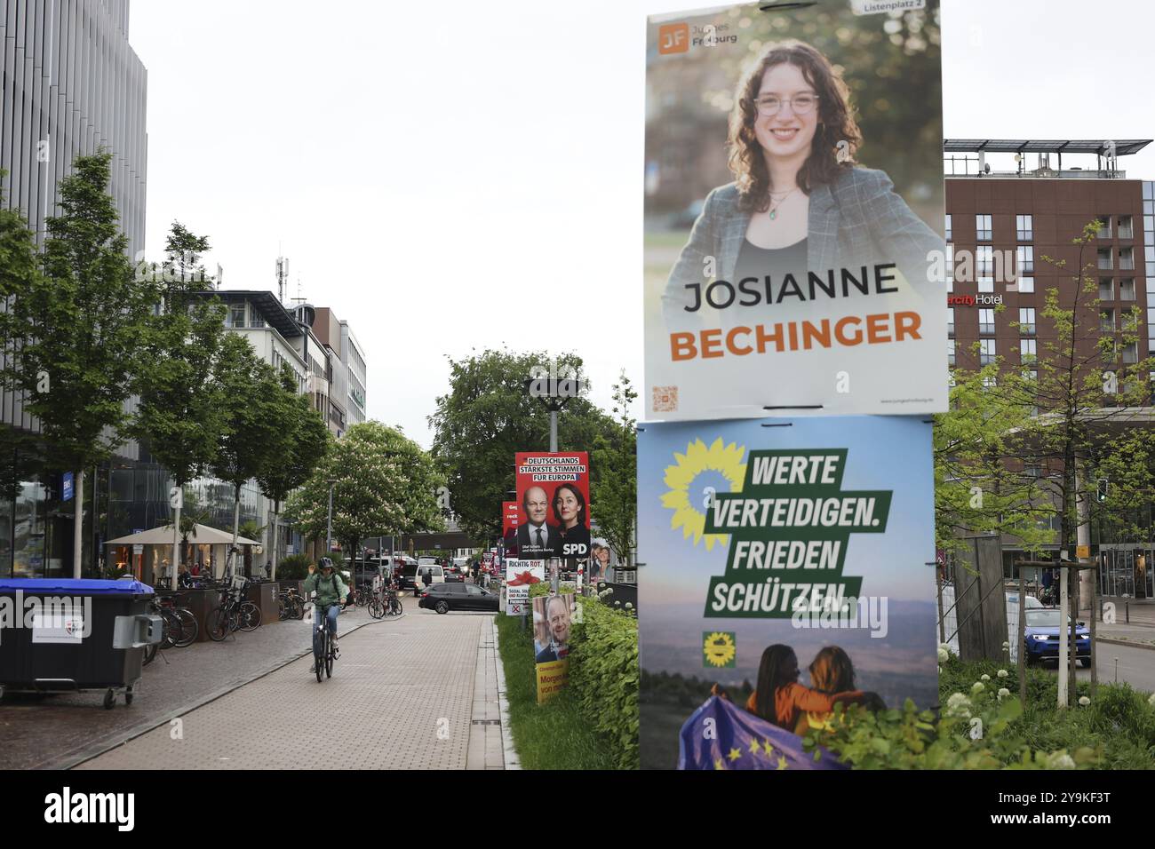 Les affiches électorales sont actuellement l'image sur le bord de la route, comme ici à Fribourg / Breisgau image thématique, élections européennes et élections locales dans Banque D'Images