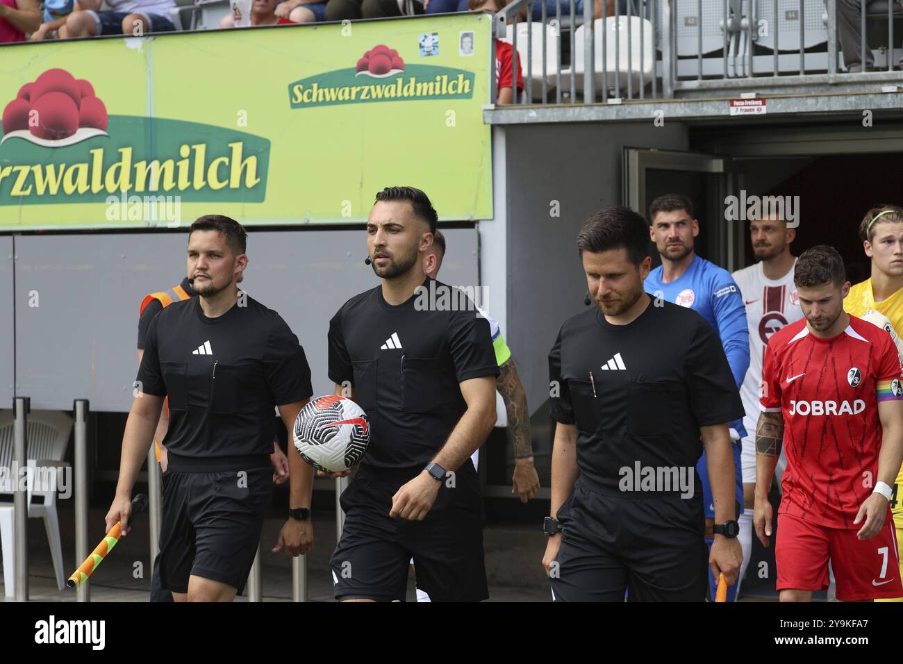 L'équipe d'arbitres autour de l'arbitre : Mika Forster lors du match du Football-RL SW 25 : 1st Sptg : SC Freiburg II vs Kickers Offenbach Banque D'Images