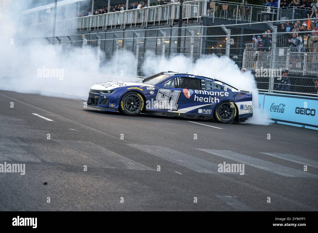 Shane van Gisbergen (91), pilote de la Coupe NASCAR, célèbre sa victoire pour le premier Grant Park 220 sur le Chicago Street course à Chicago, il Banque D'Images