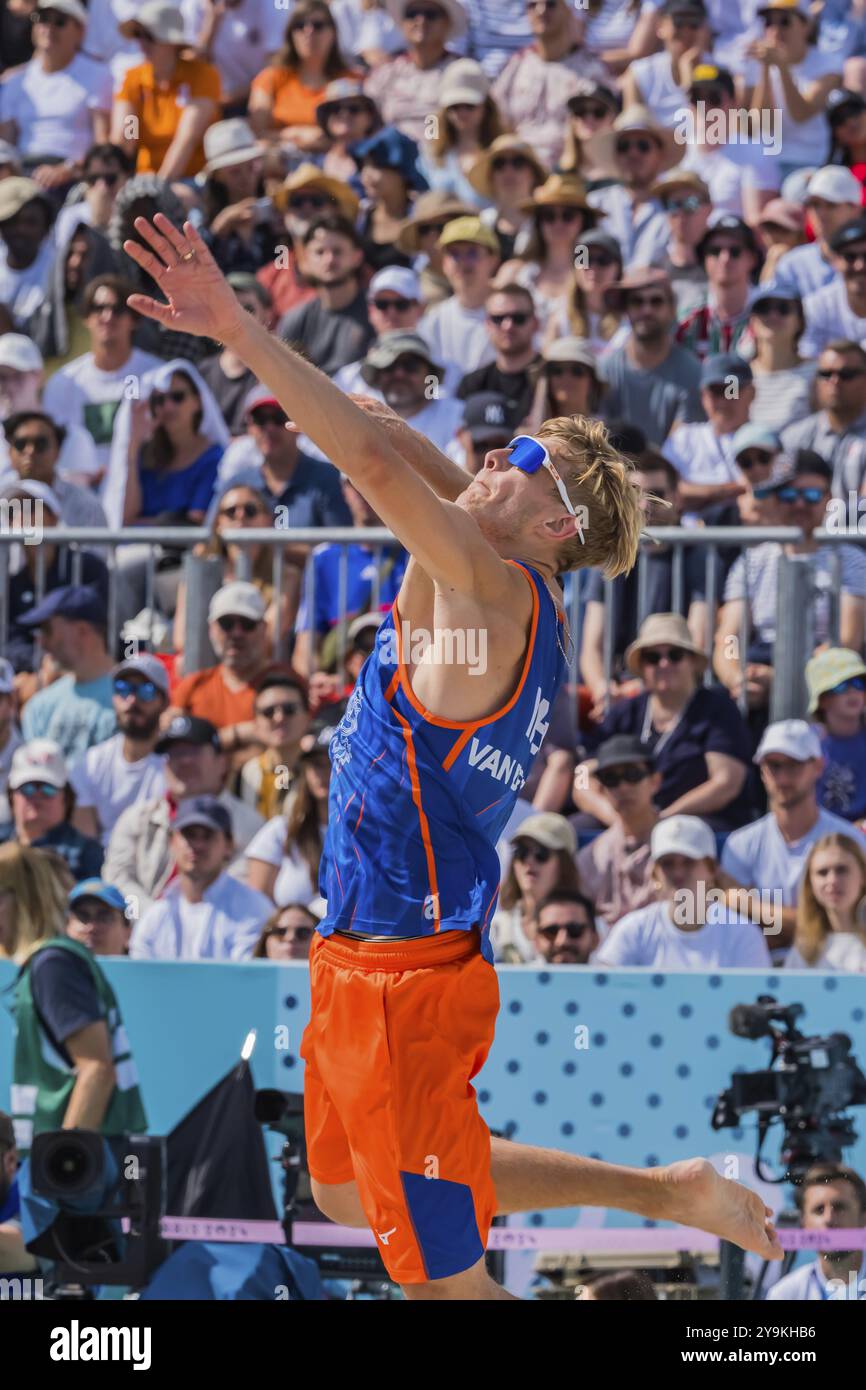 28 juil. 2024-Paris, FRA, STEVEN VAN DE VELDE (NED) (1) sert contre Team Italy (ITA) lors de leur phase préliminaire, Pool B Mens Beach Volleyball ma Banque D'Images