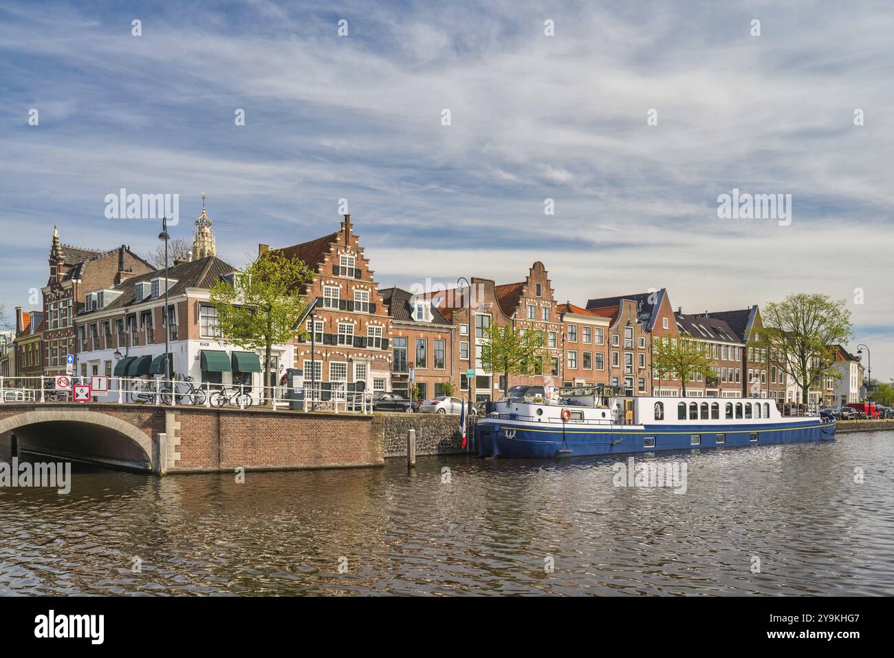 Haarlem pays-Bas, time-lapse d'horizon de la ville au bord de l'eau du canal Banque D'Images