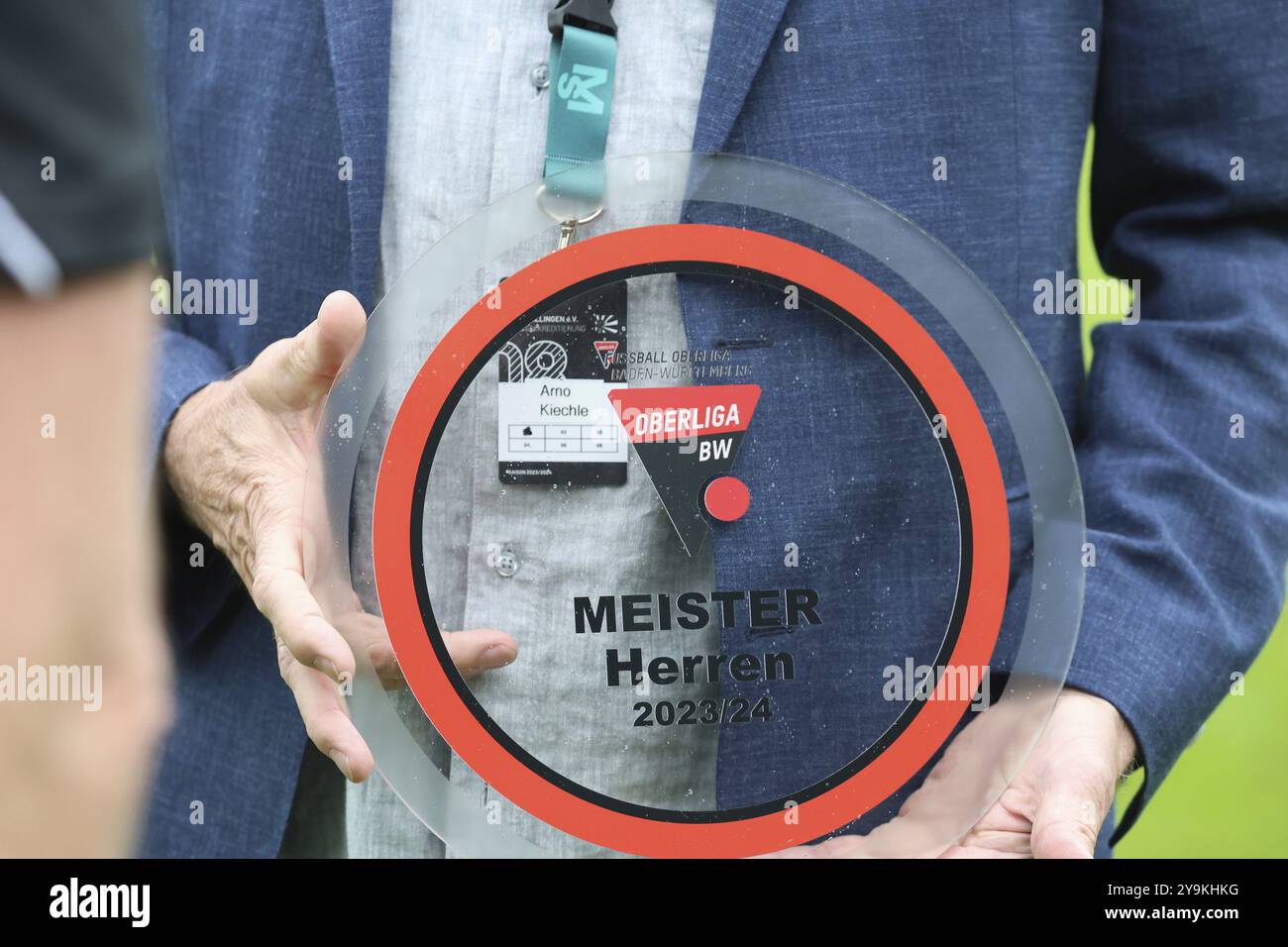 Arno Kiechle (Président du Comité Association match (SBFV) remet le trophée de championnat de l'OL Baden-Wuerttemberg après le match de la Banque D'Images