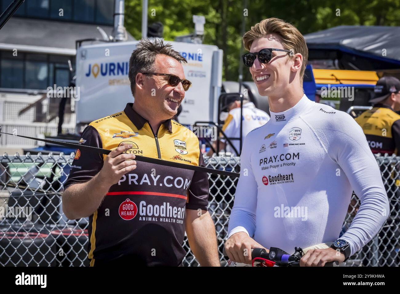 Le pilote de LA SÉRIE NTT INDYCAR, STING RAY ROBB (41) de Payette, Idaho, parle à son chef d'équipe après un entraînement pour le Grand Prix XPEL à Road America in E. Banque D'Images