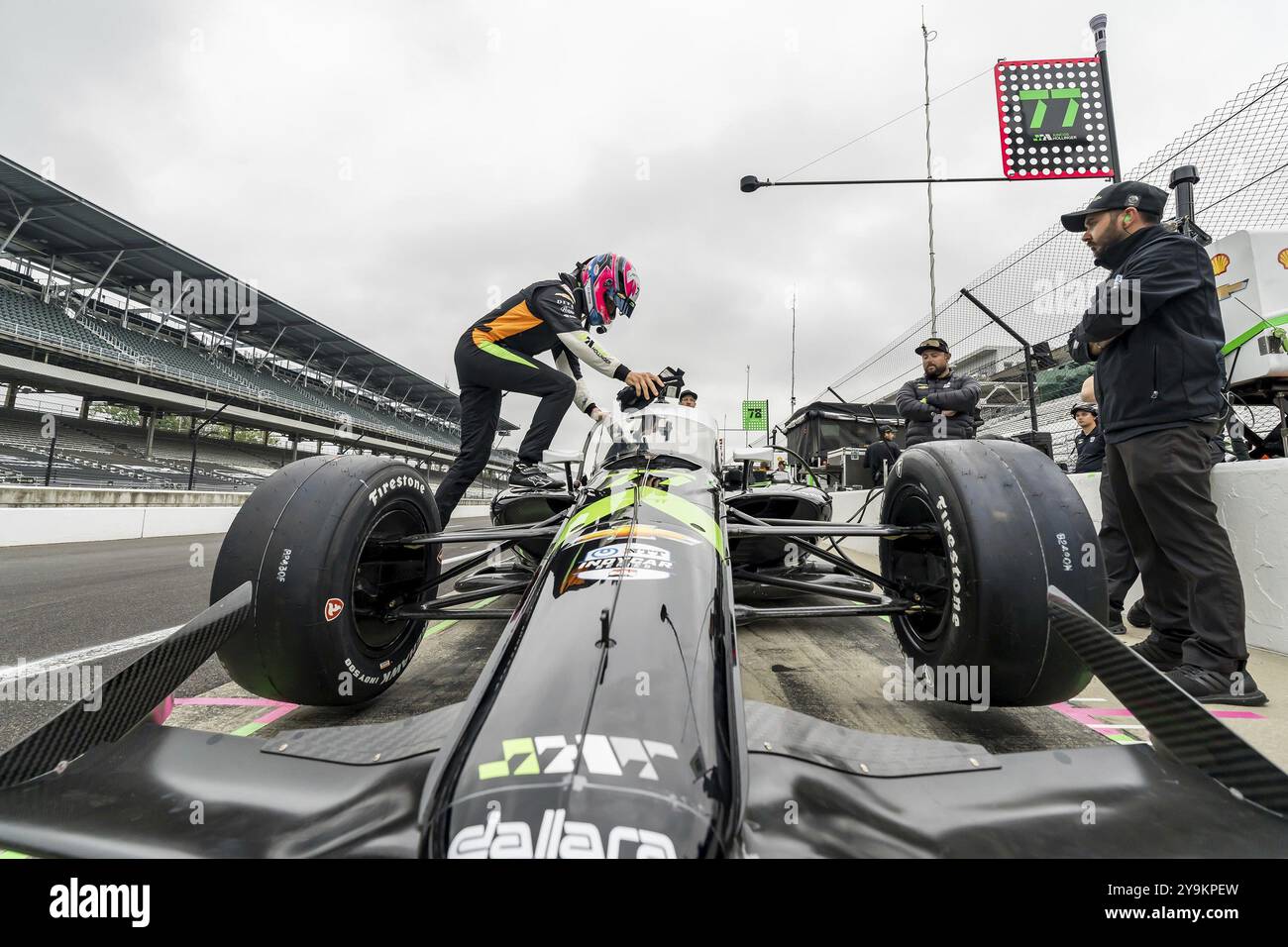 ROMAIN GROSJEAN (77) de Genève, Suisse sangles dans son véhicule alors qu'il se prépare à s'entraîner pour la 108e course de l'Indianapolis 500 à Indian Banque D'Images