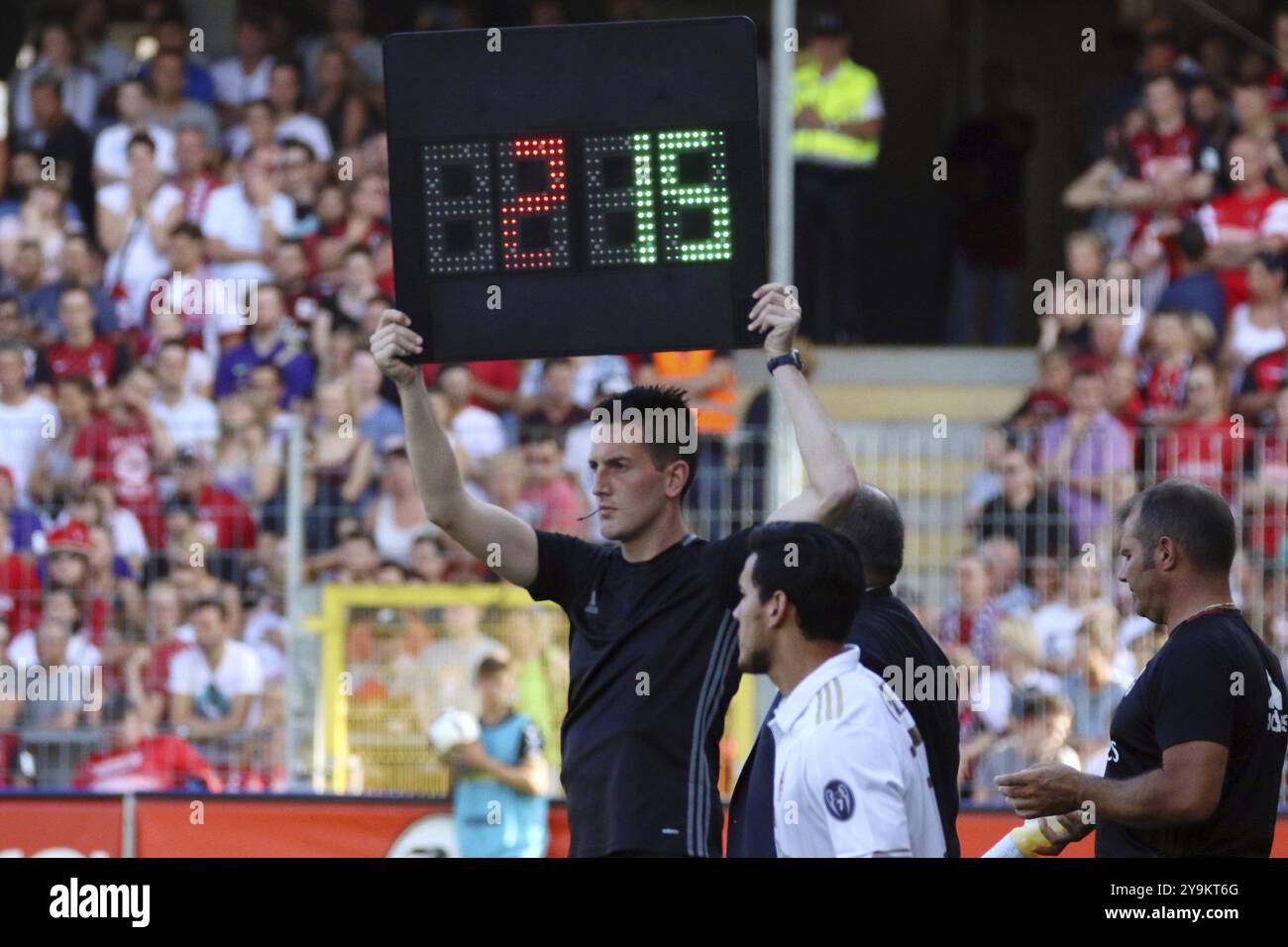 Première mission majeure dans le football professionnel international : l'arbitre Tobias Doering (Klengen) sur la ligne de touche en tant que quatrième officiel du match betwe Banque D'Images