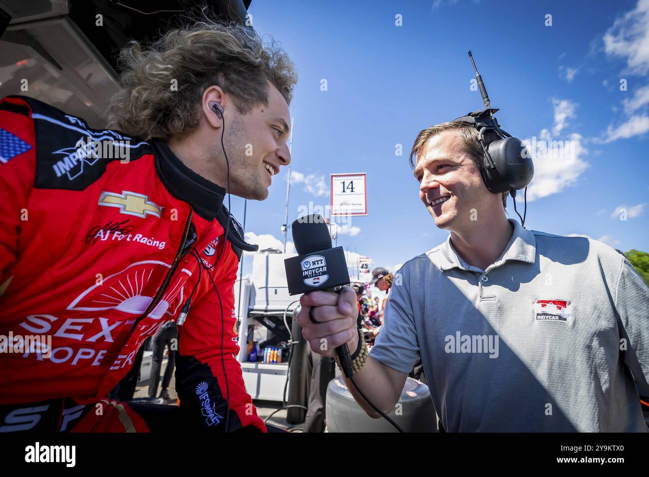 SANTINO FERRUCCI (14 ans), pilote de LA SÉRIE NTT INDYCAR, de Woodbury, Connecticut, donne une interview aux médias lors du Grand Prix XPEL à Road America Banque D'Images