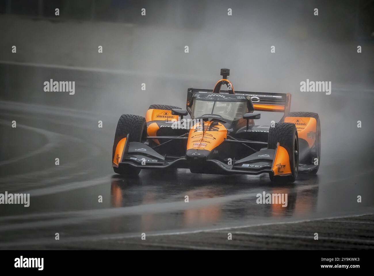 PATO OWARD (5), de Monterey, au Mexique, arrive au virage 12 (Canada Corner) lors d’une séance d’essais sur sol mouillé pour le Grand Prix XPEL à Road America à Elkh Banque D'Images